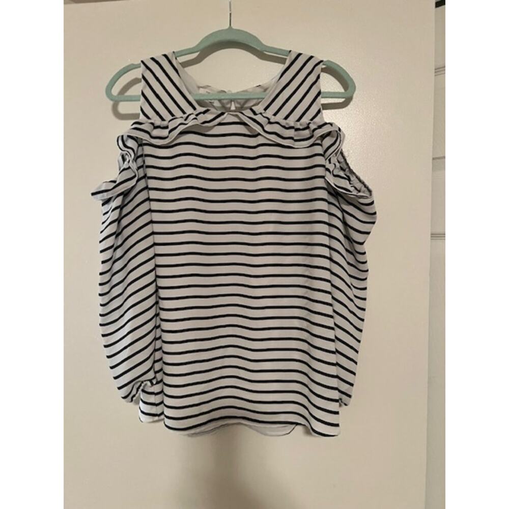 Maurices Black and White Cold Shoulder Blouse (Size XL)
